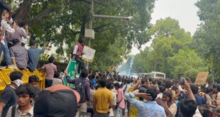 Delhi Jantar Mantar Chaos: जंतर मंतर पर बवाल! संसद मार्च रोकने पर पुलिस और प्रदर्शनकारियों में झड़प; आंसू गैस के गोले छोड़े, बंद किए गए कई मेट्रो स्टेशन