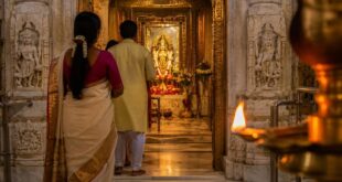 Temple Traditions: मंदिर में दर्शन के बाद क्यों कभी नहीं करते भगवान की तरफ पीठ? जानें इसके पीछे का गहरा कारण