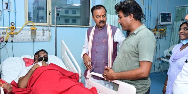 कौशाम्बी में पटाखा फैक्ट्री में विस्फोट उपमुख्यमंत्री त्वरित राहत एवं निगरानी के दिए निर्देश जिलाधिकारी रहें घटना स्थल पर मौजूद रहें