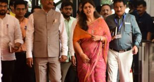 पंकजा मुंडे के रिटायरमेंट संकेत पर कांग्रेस का बड़ा सियासी दांव, बीजेपी छोड़ें तो सीएम पद के समर्थन का ऑफर