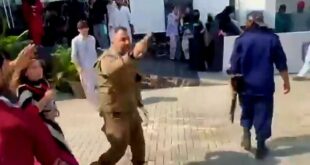 यूनिवर्सिटी में प्रोफेसर पत्नी ने मांगी मदद: पाकिस्तानी सेना के मेजर ने कैंपस में छात्रों पर चलाई अंधाधुंध गोलियां, छात्र घायल होने पर भड़का भारी आक्रोश