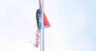 लश्कर के खूंखार आतंकी आबिद के घर लहराया तिरंगा, माता पिता ने खुद हाथों में थामकर दिया देश के नाम बड़ा संदेश