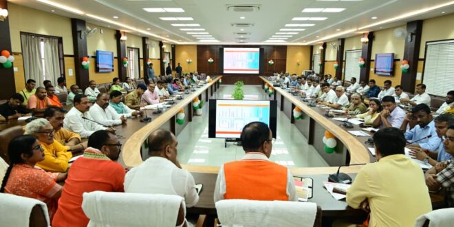 लापरवाह अधिकारियों पर जाँच के कड़े निर्देश, जलभराव वाले स्थानों को चिन्हित कर तत्काल अधिकारी निर्गत करायें राहत सामग्री, केशव प्रसाद मौर्य