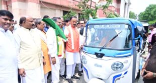 श्री मौर्य ने पात्र लाभार्थियों को योजनाओं का लाभ दिलाने, बैट्रीचलित रिक्शा उपलब्ध कराने और सरकारी भूमि से अतिक्रमण हटाने पर दिया विशेष जोर