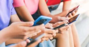 Social Media Ban for Kids: बच्चों के हाथ से सोशल मीडिया छीनना सही या गलत? फ्रांस का कड़ा कानून दुनिया के लिए क्यों बना बड़ा सबक