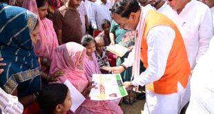अमेठी निवासिनी विद्यावती जी को मिला मुख्‍यमंत्री आवास पाकर हुई खुश, उपमुख्‍यमंत्री ने बगल में बैठकर जाना हाल