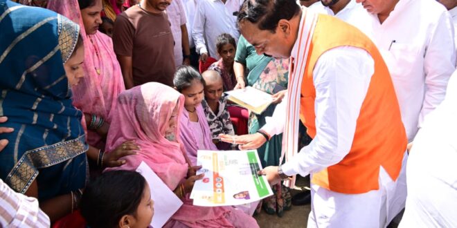 अमेठी निवासिनी विद्यावती जी को मिला मुख्‍यमंत्री आवास पाकर हुई खुश, उपमुख्‍यमंत्री ने बगल में बैठकर जाना हाल