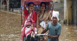 असम के गुवाहाटी में भारी बारिश से जनजीवन अस्त व्यस्त: सड़कों पर सैलाब और जलभराव से लोग परेशान