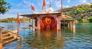 गर्मियों में ही मिलते हैं आसानी से दर्शन! जानिए करौली के पानी में डूबे इस मंदिर की अनोखी कहानी