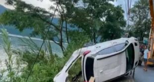 नेपाल के पोखरा में फेवा झील में गिरी बिहार नंबर की कार, दो भारतीय नागरिकों की दर्दनाक मौत और दो घायल