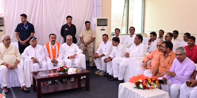 प्रयागराज में केशव, कार्यकर्ताओं से की भेंट कर संगठन के अलग अलग विषयों पर की चर्चा