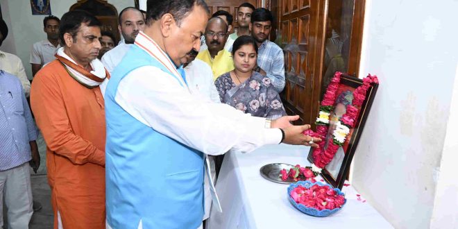 बुलंदशहर विधायक स्वर्गीय अनिल शर्मा के आवास पर पहुंचकर उनके स्मरण चित्र पर पुष्प अर्पित किये, केशव प्रसाद मौर्य
