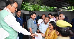 शिकायत नहीं, समाधान चाहिए; जनता की समस्याओं पर तत्काल कार्रवाई करें अधिकारी : केशव प्रसाद मौर्य