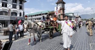 श्रीनगर में आतंकी धमकियों को दरकिनार कर निकली भव्य जन्माष्टमी शोभायात्रा: एक तरफ गूंजी अजान, दूसरी ओर हरे रामा हरे कृष्णा के भजन, कश्मीरियत और अटूट आस्था की ऐतिहासिक मिसाल