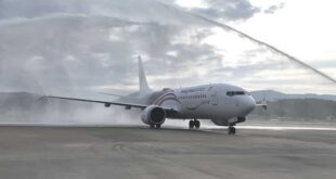 Flight Emergency Landing: बीच हवा में कांपे 186 मुसाफिर! इंजन नंबर 2 फेल होते ही एयरपोर्ट पर मची खलबली, फुल इमरजेंसी के बीच पायलट ने कराई सुरक्षित लैंडिंग