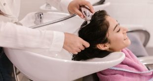 Hair Care Tips: शैंपू के बाद बालों की चमक और मजबूती बनाए रखने के लिए तुरंत छोड़ें ये 5 आम गलतियां, डर्मेटोलॉजिस्ट ने बताया गीले बालों को टूटने, दोमुंहेपन और हेयरफॉल से बचाने का सही तरीका