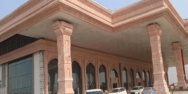 अयोध्या में त्योहारों पर विमान किराए में भारी उछाल: अहमदाबाद का टिकट 30 हजार के पार