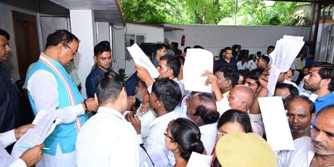 केशव प्रसाद मौर्य ने जनता दर्शन में कहा “हर समस्या को समाधान तक ले जाने का पूरा प्रयास करता हूं