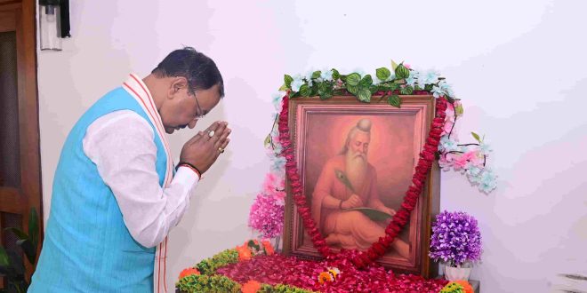 केशव प्रसाद मौर्य ने महर्षि वाल्मीकि जयंती पर चित्र पर माल्यार्पण कर अर्पित किए श्रद्धासुमन