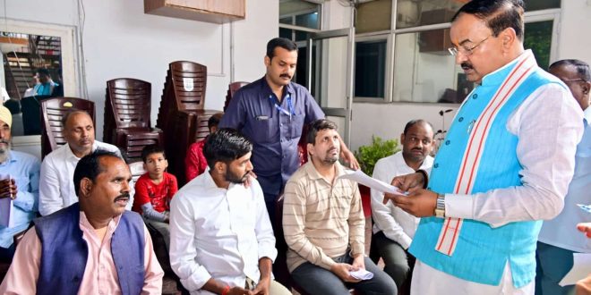 जनता दर्शन में उप मुख्यमंत्री केशव प्रसाद मौर्य ने सुनीं जनसमस्याएं, समयबद्ध समाधान के दिए निर्देश