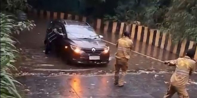 नोएडा के अंडरपास में बारिश के बाद जलभराव का कहर