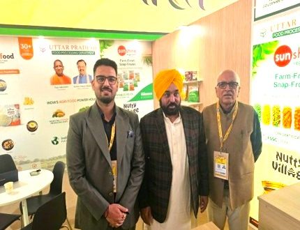 पंजाब के मुख्यमंत्री भगवंत मान ने पैरिस में उत्तर प्रदेश खाद्य प्रसंस्करण विभाग के स्टॉल पर उत्पादों का लिया स्वाद, योजनाओं की सराहना की