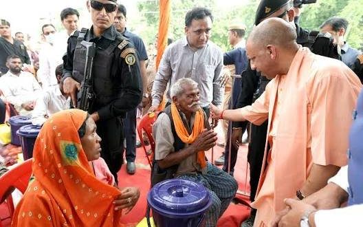 योगी सरकार के निर्देश पर लखनऊ के बाढ़ प्रभावित क्षेत्रों में राहत कार्य युद्धस्तर पर जारी