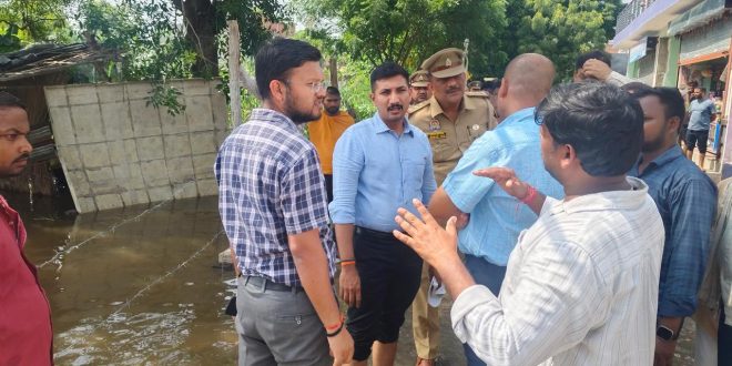 सीएम योगी के निर्देश पर लखनऊ के बाढ़ प्रभावित इलाकों में युद्धस्तर पर राहत अभियान, डीएम ने संभाली कमान